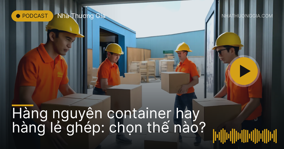 Công nhân xếp các thùng hàng khác cỡ vào một container trong kho