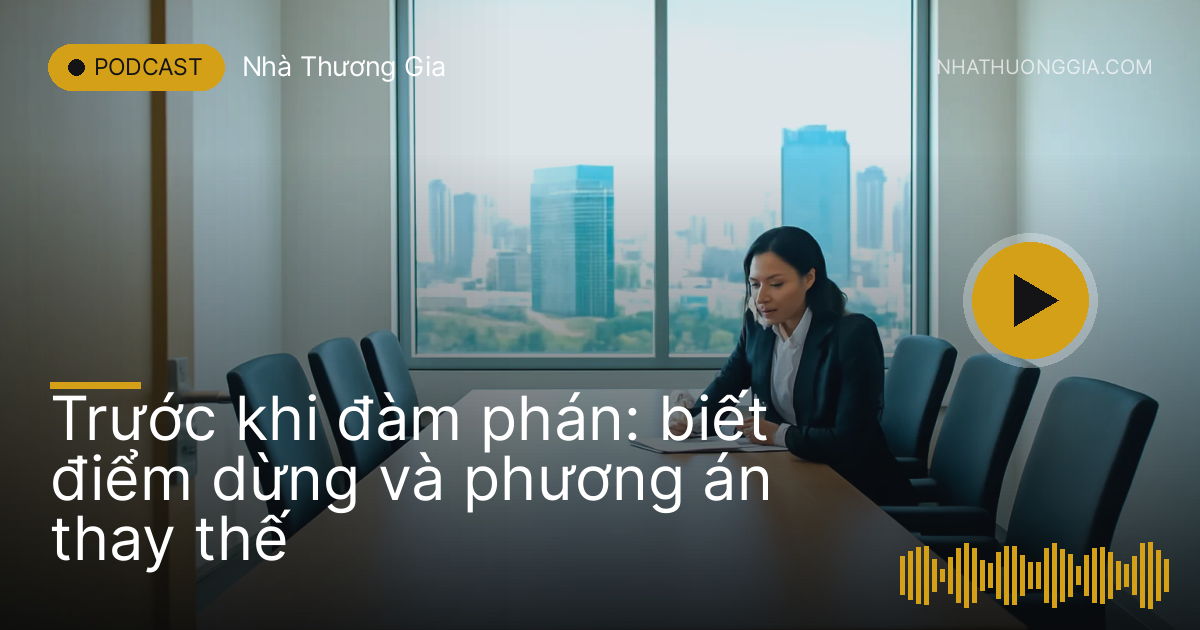Người phụ nữ ngồi một mình ghi chép trong phòng họp trước giờ đàm phán