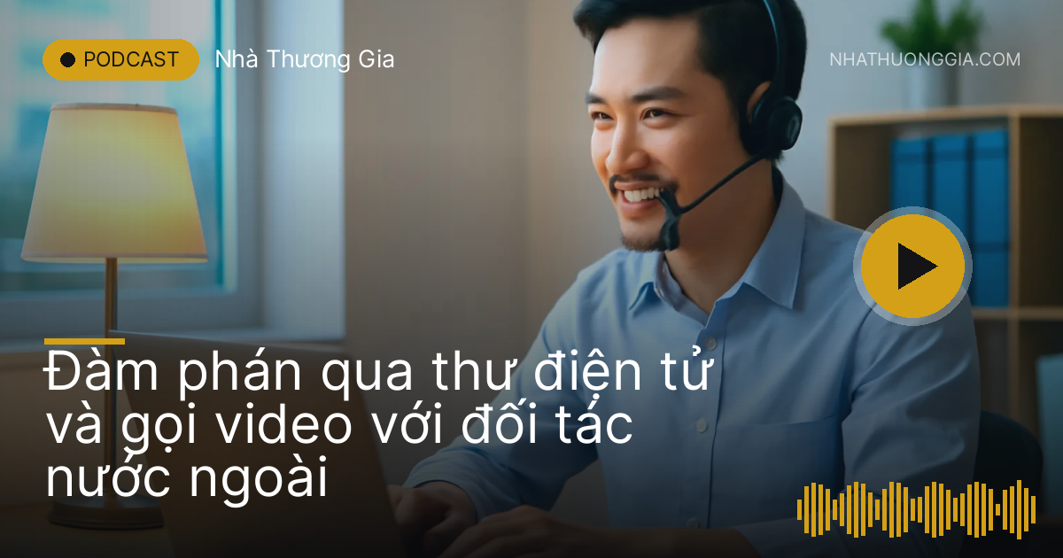 Chàng trai đeo tai nghe gọi video trong phòng làm việc buổi tối