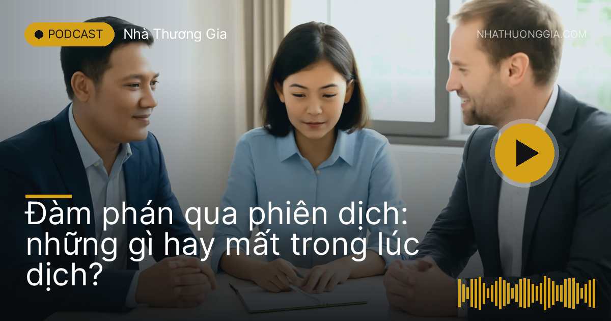 Phiên dịch viên ngồi giữa hai bên trong buổi họp, ghi chép vào sổ